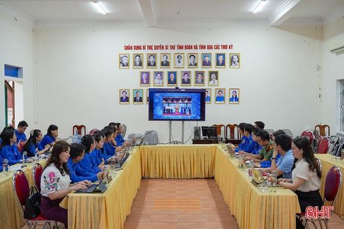 Đại biểu theo dõi phóng sự kết quả công tác đoàn và phong trào thanh thiếu nhi 6 tháng đầu năm.