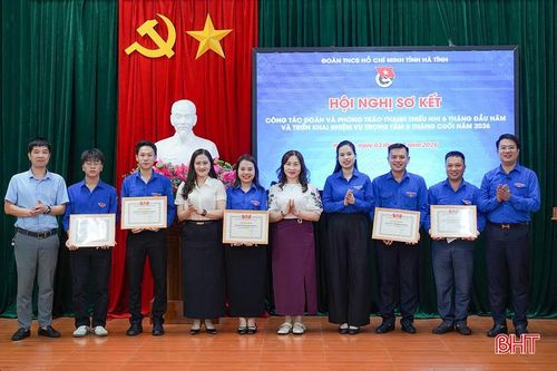 Trao bằng khen cho các cá nhân, tập thể có thành tích xuất sắc trong tham gia các cuộc thi.