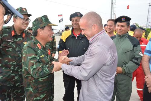 Đoàn cứu hộ Việt Nam gặp gỡ với đội cứu hộ cứu nạn của Cuba. (Ảnh: Hoàng Vũ/Vietnam+)