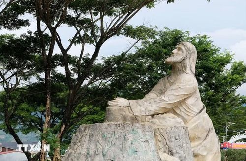 Nhà thờ Đạ Tông có không gian xung quanh rất rộng và được trưng bày nhiều tượng bằng đá các loại. (Ảnh: Nguyễn Dũng/TTXVN)