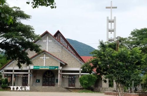Kiến trúc của nhà thờ Đạ Tông là sự kết hợp hài hòa giữa nhà rông và nhà dài của các tộc người thiểu số ở Tây Nguyên như K’Ho, M’Nông. (Ảnh: Nguyễn Dũng/TTXVN)