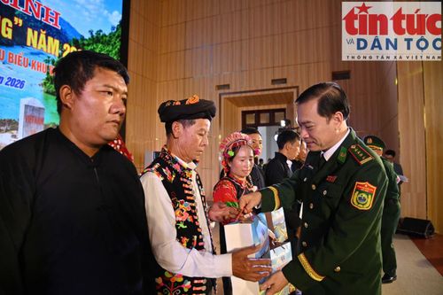 Đại tá Nguyễn Văn Hưng, Phó Chính ủy Bộ Chỉ huy Quân sự tỉnh, Chính ủy Ban Chỉ huy BĐBP tỉnh Lai Châu trao quà cho các già làng, trưởng thôn, trưởng bản, người có uy tín trong tỉnh.