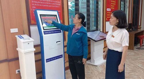 Người dân tỉnh Ninh Bình thực hiện đăng ký thủ tục hành chính qua hệ thống máy lấy số tự động. Ảnh: Nguyễn Chinh/TTXVN
