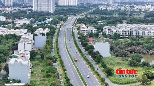 Đoạn đường song hành Quốc lộ 50 được mở rộng lên 6 làn xe, góp phần nâng cao năng lực lưu thông, giảm ùn tắc giao thông.