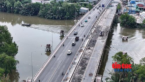 Điểm cuối của tuyến mở rộng là cầu Ông Thìn vượt sông Cần Giuộc, tiếp giáp với tỉnh Tây Ninh. Tại đây, nhà thầu thi công một nhánh để mở rộng lên 6 làn xe cùng hai lề đi bộ.