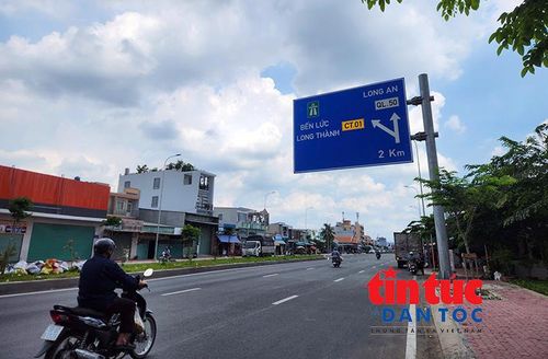 Biển báo chỉ dẫn trên Quốc lộ 50 hướng vào cao tốc Bến Lức - Long Thành.