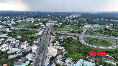 Cầu vượt ở nút giao với cao tốc Bến Lức - Long Thành.