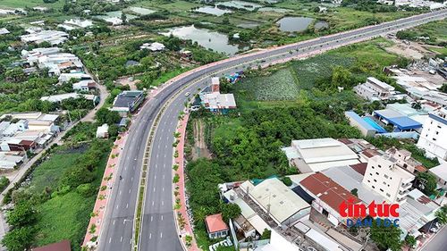 Đoạn song hành Quốc lộ 50 dài 4,3km đã hoàn thành thảm nhựa, lắp đặt dải phân cách, hệ thống chiếu sáng, biển báo giao thông.
