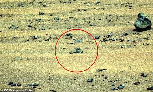 Bức ảnh do tàu thăm dò Opportunity của NASA chụp vào năm 2014 một tảng đá có hình dạng kỳ lạ nằm trên bề mặt sao Hỏa. Một số người cho rằng đó là khẩu súng của người ngoài hành tinh. Ảnh: CC Composite Editor