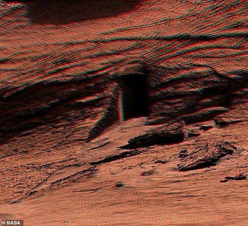 Tàu tự hành Curiosity chụp được một cấu trúc giống như cánh cửa vào năm 2022. Ảnh minh họa: NASA