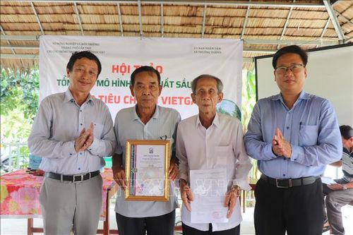 Đại diện Tổ hợp tác làm vườn 30/4 (xã Trường Thành) nhận chứng nhận canh tác sầu riêng đạt tiêu chuẩn VietGAP.