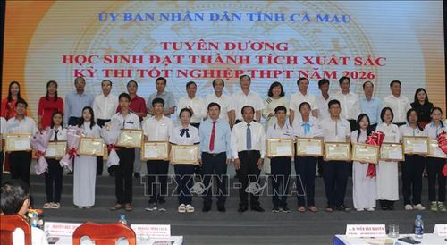 Lãnh đạo tỉnh Cà Mau cùng gia đình, thầy cô giáo và các học chụp ảnh lưu niệm.