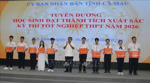Ông Trần Hoàng Duyên, Giám đốc Quỹ Khuyến học Võ Văn Kiệt, trao 20 suất học bổng, mỗi suất 2 triệu đồng, cho các học sinh đạt thành tích xuất sắc Kỳ thi tốt nghiệp THPT năm 2026.