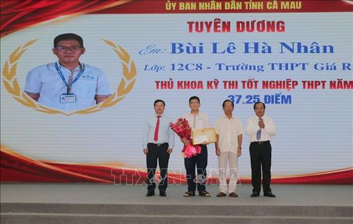 Trao Bằng khen cho học sinh đạt thành tích xuất sắc tại Kỳ thi tốt nghiệp THPT năm 2026.