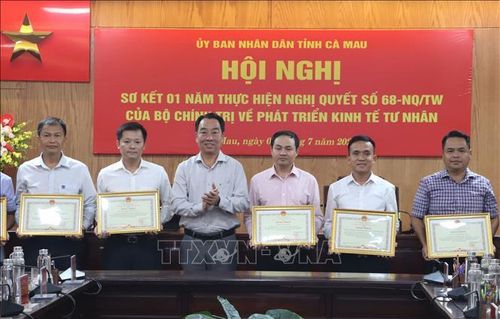 Chủ tịch UBND tỉnh Cà Mau Lữ Quang Ngời tặng Bằng khen cho các doanh nghiệp có thành tích xuất sắc trong thực hiện Nghị quyết 68.