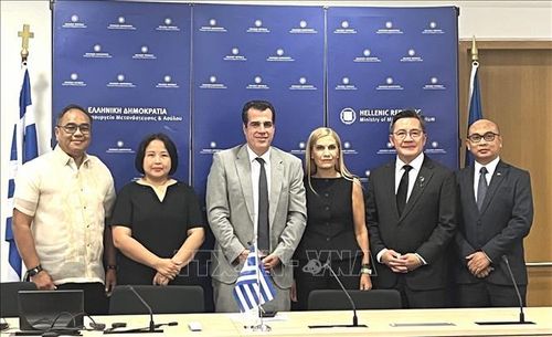 Đại sứ Việt Nam tại Hy Lạp Phạm Thị Thu Hương cùng Đại sứ các nước ASEAN tại Hy Lạp đã có cuộc gặp làm việc với Bộ trưởng Di trú và tị nạn Hy Lạp. Ảnh: TTXVN phát