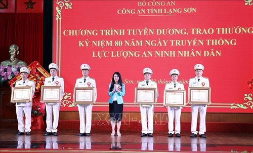 Phó Bí thư Tỉnh ủy Lạng Sơn Đoàn Thu Hà trao Bằng khen của Thủ tướng Chính phủ cho 6 cá nhân thuộc lực lượng An ninh Công an Lạng Sơn có thành tích xuất sắc trong chiến đấu, phục vụ chiến đấu, góp phần xây dựng và bảo vệ Tổ quốc.
