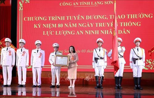 Phó Bí thư Thường trực Tỉnh ủy Lạng Sơn Đoàn Thị Hậu trao Bằng chứng nhận và gắn Huân chương Chiến công hạng Nhì cho Phòng An ninh mạng và phòng, chống tội phạm sử dụng công nghệ cao, Công an tỉnh Lạng Sơn vì có nhiều thành tích xuất sắc.