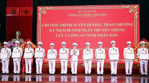 Đại tá Vũ Thanh Tùng, Giám đốc Công an tỉnh Lạng Sơn trao Bằng khen của Chủ tịch UBND tỉnh Lạng Sơn cho 11 cá nhân thuộc Công an tỉnh có thành tích xuất sắc trong thực hiện nhiệm vụ.