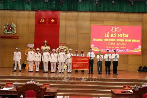 Lãnh đạo thành phố Đà Nẵng trao tặng bức trướng cho lực lượng Công an thành phố nhân dịp kỷ niệm 80 năm Ngày truyền thống lực lượng An ninh nhân dân.
