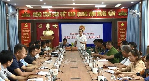 Bí thư Đảng ủy đặc khu Bạch Long Vĩ Bùi Trung Tiến chỉ đạo công tác ứng phó bão số 1, lường trước các kịch bản xấu nhất, không để bị động, bất ngờ. Ảnh: TTXVN phát