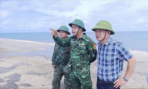 Lãnh đạo đặc khu Bạch Long Vĩ cùng các đơn vị liên quan kiểm tra thực địa công tác ứng phó bão số 1. Ảnh: TTXVN phát