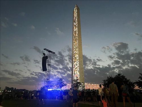 Hình ảnh pháo hoa rực rỡ được trình chiếu trên Đài tưởng niệm Washington trong chương trình nghệ thuật ánh sáng chào mừng 250 năm lập quốc Mỹ tại Washington.
