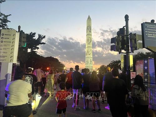 Đông đảo người dân và du khách tập trung tại khu vực National Mall, thủ đô Washington, theo dõi chương trình trình chiếu ánh sáng nghệ thuật trên Đài tưởng niệm Washington trong chuỗi hoạt động kỷ niệm 250 năm Quốc khánh Mỹ.