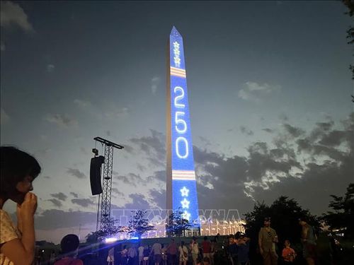 Con số "250" nổi bật trên Đài tưởng niệm Washington, khép lại chương trình trình chiếu ánh sáng mở màn chuỗi sự kiện kỷ niệm 250 năm Quốc khánh Mỹ tại thủ đô Washington.