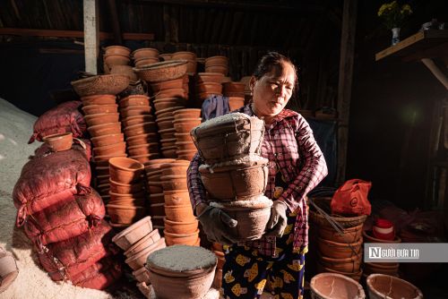 Rồi mỗi người mỗi việc, đàn ông vác củi, phụ nữ cho muối hạt vào các chậu đất nung và chuyển vào lò. Trung bình một đêm, mỗi lò hầm được khoảng 500 chậu, thành phẩm 1,2 - 1,5 tấn muối.