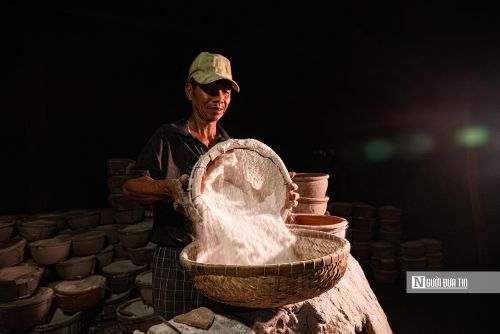 Diêm dân Nguyễn Văn Đào đã có hơn 20 năm kinh nghiệm gắn bó với những ruộng muối, lò hầm muối. Ông chia sẻ, quá trình làm muối hầm rất công phu và tốn nhiều thời gian mà thu nhập chỉ khoảng 200.000 - 300.000 đồng/ngày. 