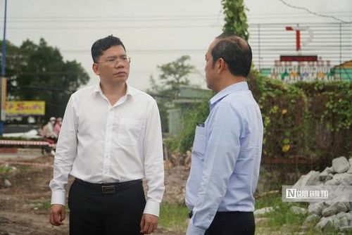 Ông Hoàng Nguyên Dinh, Phó Chủ tịch UBND Tp.HCM (trái) kiểm tra dự án.