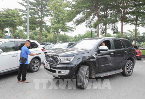 Nhân viên bãi trông giữ xe của Công ty TNHH Thương mại và Dịch vụ Đầu tư Khai thác Điểm đỗ Long Biên thực hiện thanh toán không dùng tiền mặt cho mọi phương tiện vào bãi hằng ngày. Ảnh: Phan Phương – TTXVN
