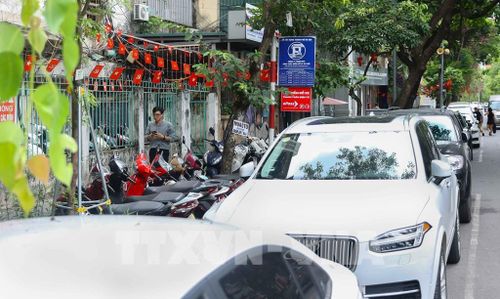 Tại các bãi xe trên phố Phan Chu Trinh, phường Cửa Nam, việc triển khai thu phí tự động không dùng tiền mặt (ETC) đã được áp dụng đồng bộ, ổn định kể từ ngày 1/7/2026. Ảnh: Tiến Long/ TTXVN phát