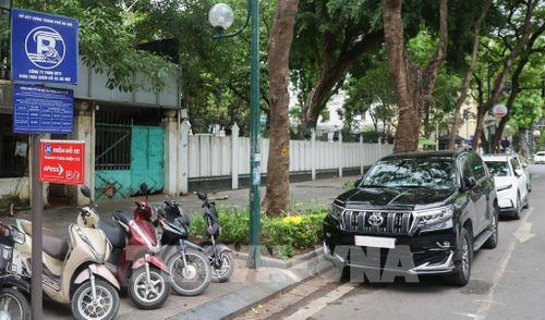Tại các bãi xe trên phố Lý Thường Kiệt, phường Cửa Nam, việc triển khai thu phí tự động không dùng tiền mặt (ETC) được áp dụng đồng bộ, ổn định kể từ ngày 1/7/2026. Ảnh: Tiến Long/ TTXVN phát