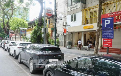 Tại các bãi xe trên phố Lý Thường Kiệt, phường Cửa Nam, việc triển khai thu phí tự động không dùng tiền mặt (ETC) đã được áp dụng đồng bộ, ổn định kể từ ngày 1/7/2026. Ảnh: Tiến Long/ TTXVN phát