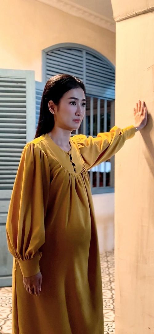 Quỳnh Lam xuất hiện với tạo hình khác lạ trong dự án điện ảnh Phòng Trọ Ma Bầu. (Nguồn: FBNV)