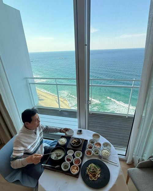 Khoảnh khắc Eun Jung cùng cha dùng bữa tại nhà hàng. (Nguồn: Instagram nhân vật)