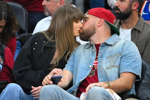 Page Six đưa tin Taylor Swift và Travis Kelce được cho là đã bí mật hoàn tất nghi thức kết hôn trong một buổi lễ riêng tư.