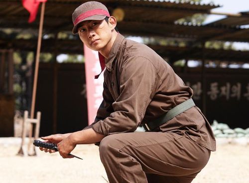 Tạo hình lạnh lùng của Taecyeon trong màn xuất hiện đặc biệt ở Agent Kim Reactivated. Ảnh: SBS