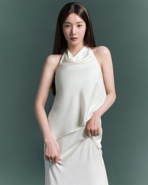 Thời gian gần đây, Kwon Eun Bi liên tục xuất hiện tại các lễ hội âm nhạc và sân khấu đại nhạc hội trên khắp Hàn Quốc. 