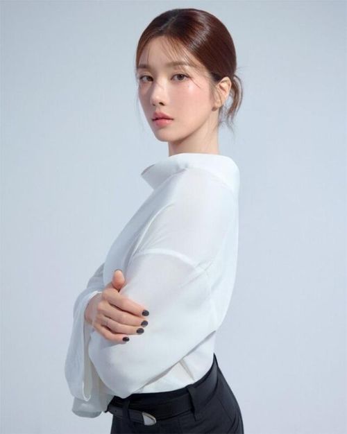 Kwon Eun Bi lần lượt xuất hiện với ba concept đối lập, từ thanh lịch, trong trẻo đến cá tính, thời thượng.