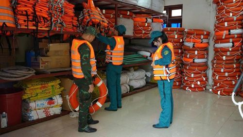 Ban Chỉ huy Quân sự xã Tiên Yên rà soát toàn bộ trang thiết bị phòng, chống thiên tai như áo phao, phao cứu sinh.