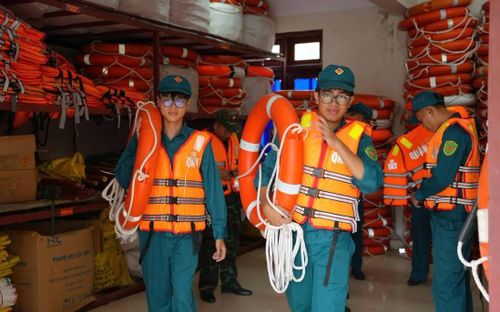 Cán bộ, chiến sĩ Ban Chỉ huy Quân sự xã Tiên Yên sẵn sàng ứng phó bão số 1.