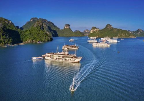 Du thuyền trên Vịnh Lan Hạ