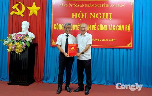 Phó Bí thư Thường trực Đảng ủy Các cơ quan Đảng tỉnh An Giang Võ Nguyên Nam (bên phải) trao Quyết định chuẩn y đồng chí Thái Rết giữ chức Bí thư Đảng ủy TAND tỉnh An Giang