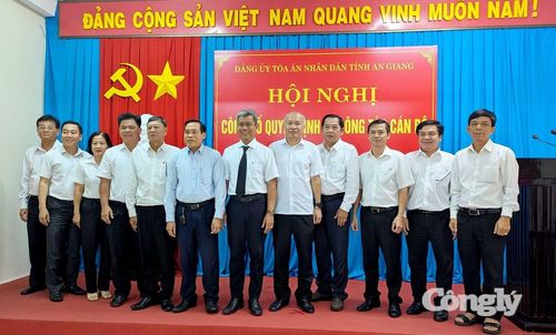 Các đại biểu chụp ảnh lưu niệm