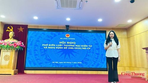 Cục trưởng Cục Thương mại điện tử và Kinh tế số Lê Hoàng Oanh chủ trì hội nghị. Ảnh: Phương Cúc