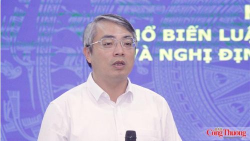 Phó Cục trưởng Cục Thương mại điện tử và Kinh tế số Hoàng Ninh trao đổi tại Hội nghị.