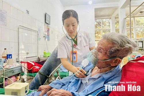 Bác sĩ Bệnh viện Đa khoa Bá Thước điều trị cho bệnh nhân mắc bệnh phổi tắc nghẽn mạn tính.